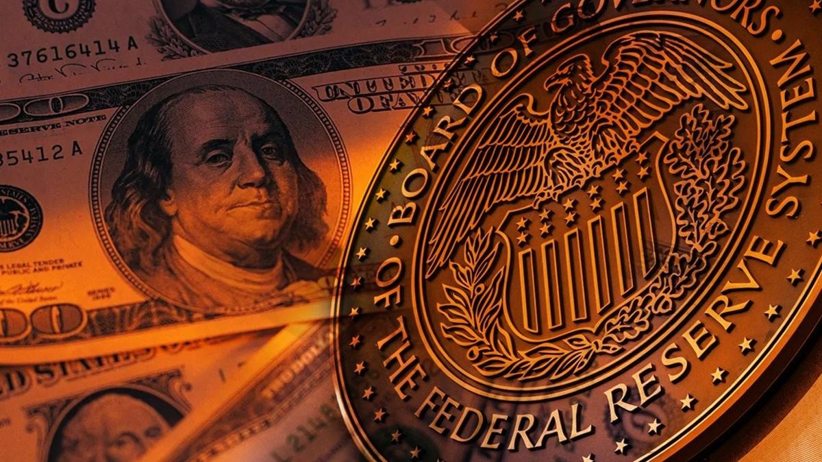 PİYASALARDA FAİZ İNDİRİMİ BEKLENTİLERİ AZALIYOR
Ekonomik veriler incelendiğinde, ABD ekonomisinin halen güçlü bir yapıya sahip olduğu görülüyor. Fed’in yakından takip ettiği enflasyon verileri, enflasyonun beklentilerin üzerinde seyrettiğini gösteriyor. Bu nedenle piyasalarda yıl içinde daha az faiz indirimi yapılacağına dair beklentiler güçleniyor. Özellikle, Fed’in tercih ettiği enflasyon göstergelerinden biri olan kişisel tüketim harcamaları fiyat endeksinin açıklanacak olması, yatırımcıların faiz kararlarına yönelik beklentilerini şekillendirecek.
