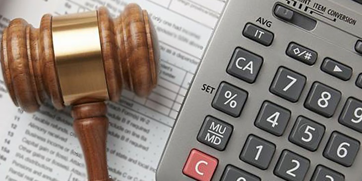 KONUT VE İŞYERİ VERGİLERİ ARASINDAKİ FARKLAR
Emlak vergisi, mülkün türüne göre farklılık gösteriyor. Konut sahipleri, çevre temizlik vergisini su faturalarıyla birlikte öderken, işyerleri ve ticari mülk sahipleri bu ödemeyi belediyeye doğrudan yapmak zorunda. Vergi mükelleflerinin ödeme yöntemlerini ve sürelerini dikkatlice takip etmeleri gerekiyor.
