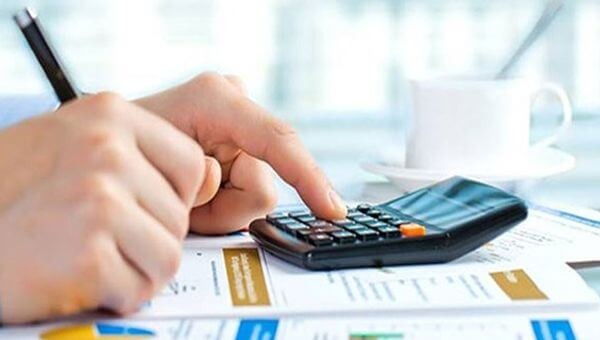 EMLAK VERGİSİ ÖDEME DÖNEMLERİ
Emlak vergisi, her yıl olduğu gibi 2025 yılında da iki taksit halinde ödenecek. İlk taksit dönemi 1 Mart’ta başlayıp 31 Mayıs’ta sona erecek. İkinci taksit ödemeleri ise 1-30 Kasım tarihleri arasında gerçekleştirilecek. Vergi mükelleflerinin bu tarihleri kaçırmaması büyük önem taşıyor, aksi takdirde gecikme faizi uygulanacak.
