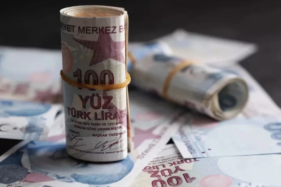 100 BİN TL, 250 BİN TL VE 1 MİLYON TL’NİN 32 GÜNLÜK GETİRİSİ NE KADAR?
Mevduat faizleri, vade süresine ve bankaların belirlediği oranlara göre değişkenlik gösteriyor. Ancak ortalama %44 faiz oranı üzerinden yapılan hesaplamalara göre:
100 bin TL’lik bir mevduat, 32 gün sonunda yaklaşık 3.470 TL kazandırıyor.
250 bin TL’lik bir mevduat, 8.679 TL getiri sağlıyor.
1 milyon TL’lik mevduat sahipleri ise 34.717 TL’lik bir kazanç elde ediyor.
Bu oranlar, tercih edilen bankaya ve vadeye göre farklılık gösterebilir. Yatırım yapmadan önce bankalar arasındaki faiz oranlarını karşılaştırmak, en yüksek getiriyi elde etmek için kritik öneme sahiptir.

