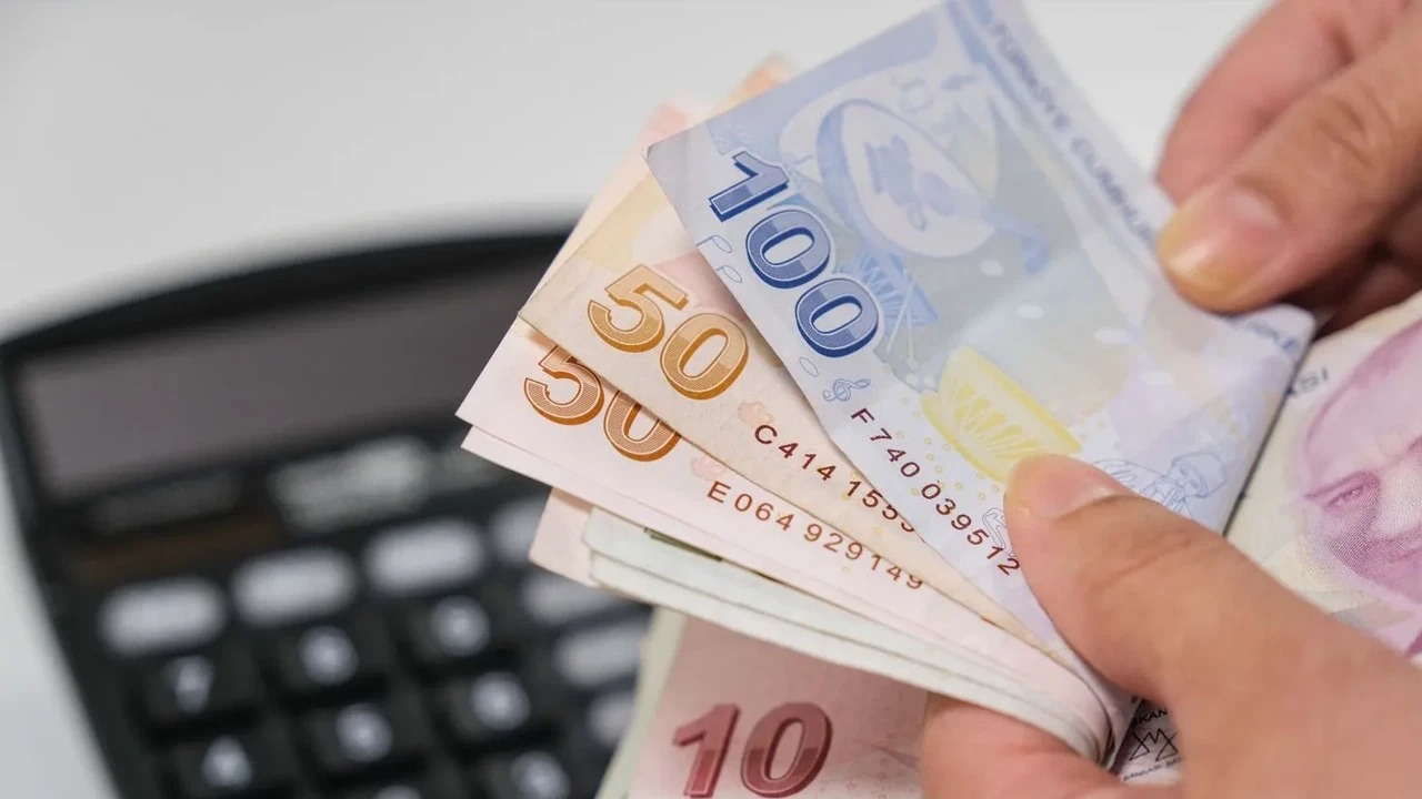 Ekonomi uzmanları, bankaların yeni müşterilere sunduğu "hoş geldin faizleri"nin %52’ye kadar çıktığını, ancak uzun vadeli mevduatlarda oranların %30 seviyelerine kadar gerilediğini belirtiyor.