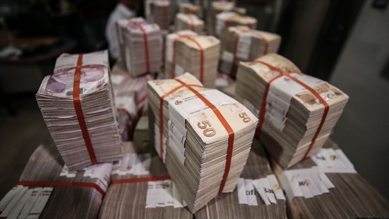 FAİZ İNDİRİMLERİ MEVDUATLARA NASIL YANSIDI?
Türkiye Cumhuriyet Merkez Bankası (TCMB), son Para Politikası Kurulu toplantısında politika faizinde 2,5 puanlık bir indirime giderek faizi %45 seviyesine çekti. Bu kararın ardından bankalar da mevduat faiz oranlarını güncelledi. Kısa vadeli mevduatlarda yüksek faiz oranları dikkat çekerken, uzun vadeli mevduat faizlerinde düşüş eğilimi gözlemleniyor.
