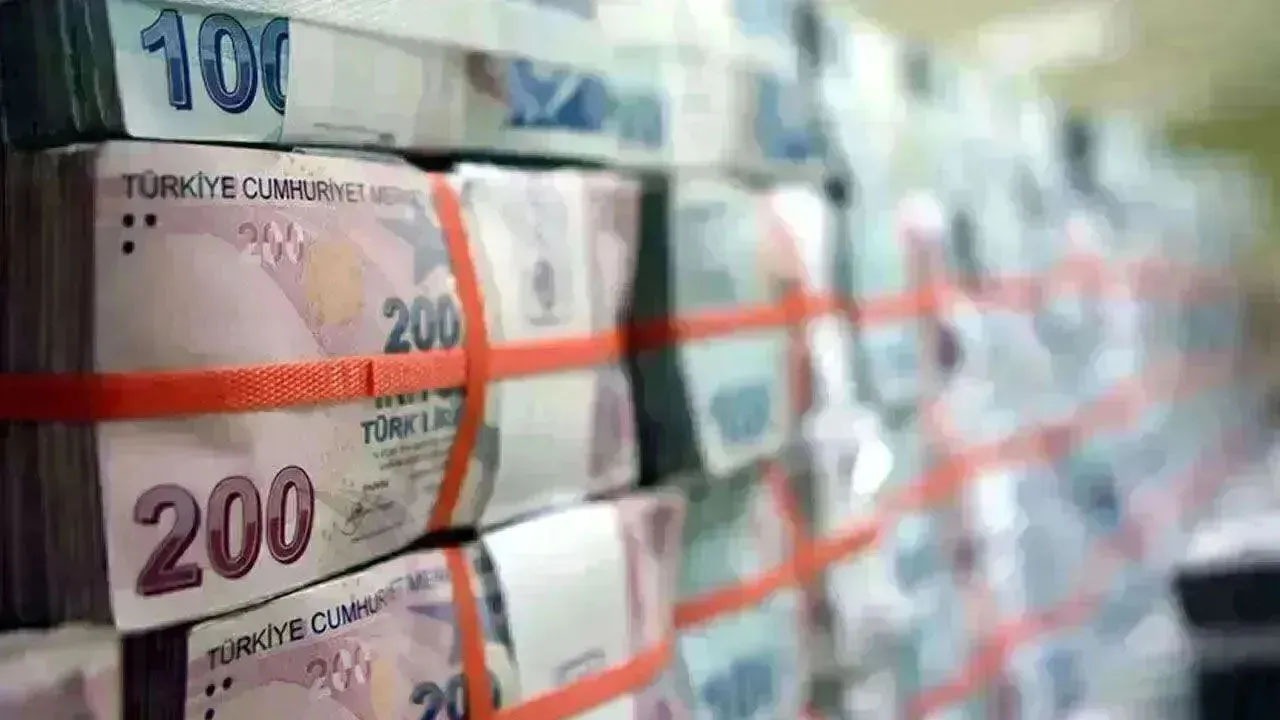 KISA VADELİ MEVDUATLAR AVANTAJLI MI?
Bankalar, kısa vadeli mevduatlar için yüksek faiz oranları sunmaya devam ediyor. Finans analistleri, özellikle 6 ay ve üzeri vadelerde faiz oranlarının %30 seviyelerine düştüğünü belirtiyor. Bu nedenle, kısa vadeli mevduatlar, yatırımcılar için daha cazip hale geliyor.
