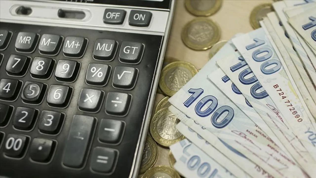 MEVDUAT FAİZ ORANLARI TAKİP EDİLMELİ
Faiz oranlarının değişkenliği göz önüne alındığında, yatırımcıların bankaların sunduğu faiz tekliflerini düzenli olarak incelemeleri önem arz ediyor. Bankaların mevduat faiz oranları ve vade seçeneklerini karşılaştırarak en uygun yatırım kararını almak, getiriyi maksimize etmek için büyük önem taşıyor.
