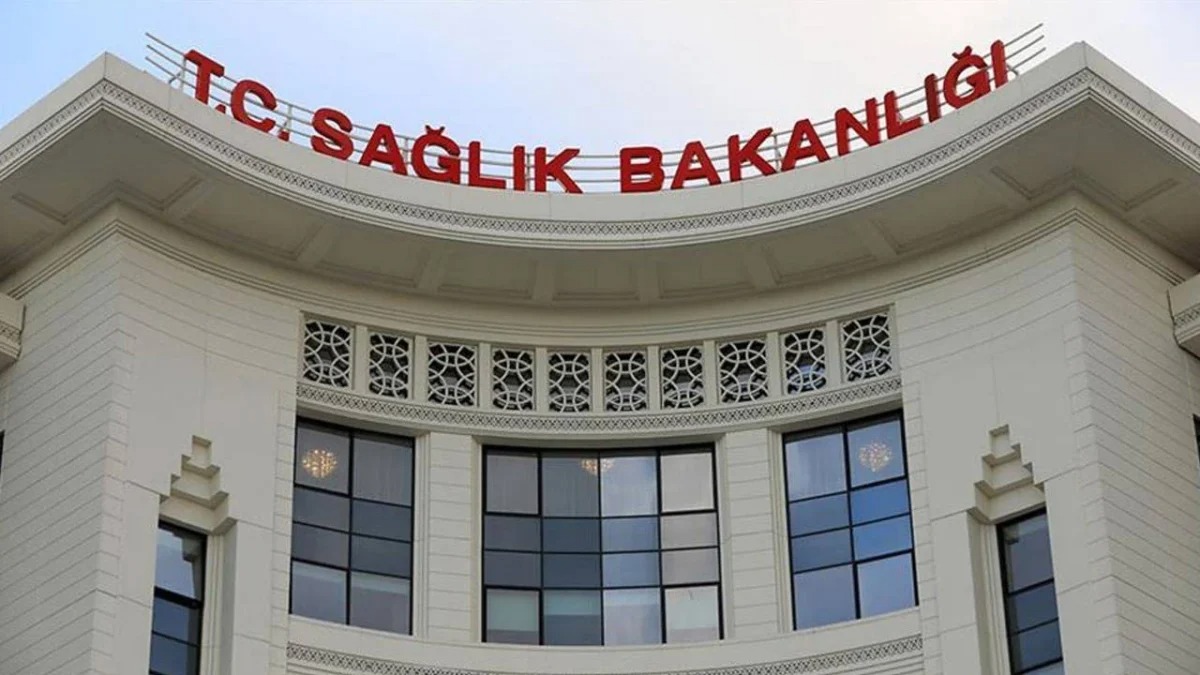 SAĞLIK HİZMETLERİ SIKI DENETİME TABİ TUTULACAK
Sağlık Bakanlığı, özel hastanelerde sunulan hizmetlerin belirlenen tıbbi standartlara uygun olup olmadığını denetlemek için yeni bir sistem oluşturdu. Yapılacak denetimler hasta dosyaları, elektronik kayıtlar, tıbbi görüntülemeler ve uzman görüşleri doğrultusunda gerçekleştirilecek. Denetimler sonucunda hasta sağlığını tehlikeye atan uygunsuzluklar tespit edilirse, ilgili hastanenin faaliyetleri durdurulabilecek.
