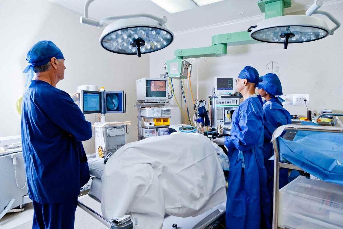 FAHİŞ FİYAT TALEBİNE SON
Yeni düzenleme ile birlikte hastalardan SGK tarafından belirlenen fark ücretleri dışında ek ücret talep edilmesi yasaklandı. Özel hastaneler, belirlenen oranların dışında ek ödeme talep etmeleri halinde yaptırıma uğrayacak.
