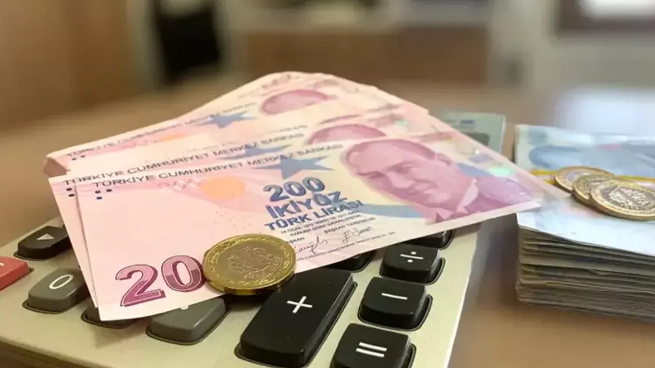 EMEKLİLİK İÇİN PRİM ÖDEME KOŞULU
Sosyal güvenlik sisteminde emeklilik için en önemli kriterlerden biri prim ödemesi. Aktif bir işte çalışmasa da, isteğe bağlı sigorta ödemesi yaparak emeklilik hakkı kazanmak mümkün hale geliyor. 18 yaşını dolduran her Türk vatandaşı, primlerini yatırmak suretiyle emekliliğe ilk adımı atabiliyor.
