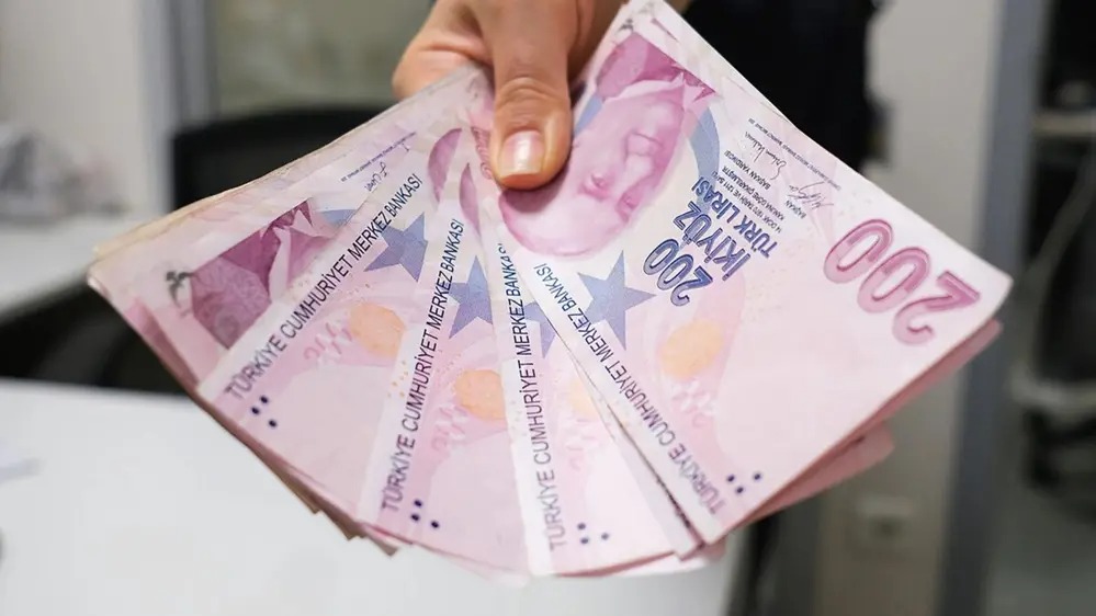 İSTEĞE BAĞLI SİGORTADAN KİMLER FAYDALANABİLİR?
Türkiye'de ikamet eden, herhangi bir şirkette veya iş yerinde tam zamanlı çalışmayan, 30 günün altında çalışma süreleri olan ya da emeklilik hakkı bulunmayan 18 yaşını doldurmuş bireyler isteğe bağlı sigortadan yararlanabiliyor.
