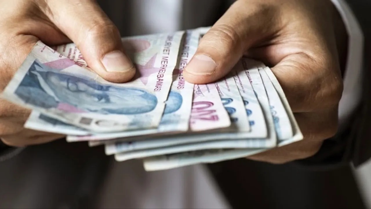 PRİM ÖDEMELERİ VE TUTARLARI
2025 yılı itibariyle isteğe bağlı sigorta primi, sigortalının belirlediği kazancın yüzde 32'si olarak hesaplanıyor. Bunun yüzde 20'si emeklilik, yüzde 12'si ise genel sağlık sigortası primine ayrılıyor. Aylık en düşük prim tutarı ise 8.321 TL olarak belirlendi.
