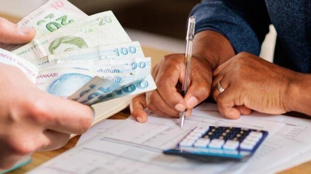 PRİM ÖDEMELERİ AKSATILIRSA NE OLUR?
Sigortalılar 12 ay içinde aksayan primlerini gecikme zammı ile birlikte ödeyebilir. Ancak bu süre aşıldığında, sigorta statüsü iptal edilebilir.
