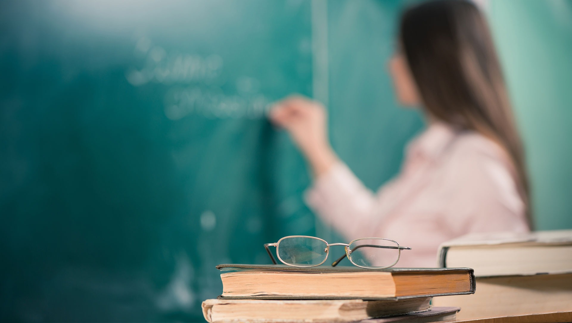 KPSS VE MÜLAKAT SONA ERİYOR, AKADEMİ GİRİŞ SINAVI GELİYOR
Mevcut sistemde kamu personeli seçme sınavı ve mülakat yoluyla atama yapılıyordu. Ancak yeni düzenleme ile bu sistem tarih oluyor. İlk defa uygulanacak olan Akademi Giriş Sınavı (AGS) ile Millî Eğitim Akademisi süreci başlayacak. İlk sınav 13 Temmuz'da yapılacak ve bu tarihten itibaren yeni bir dönem başlamış olacak.

