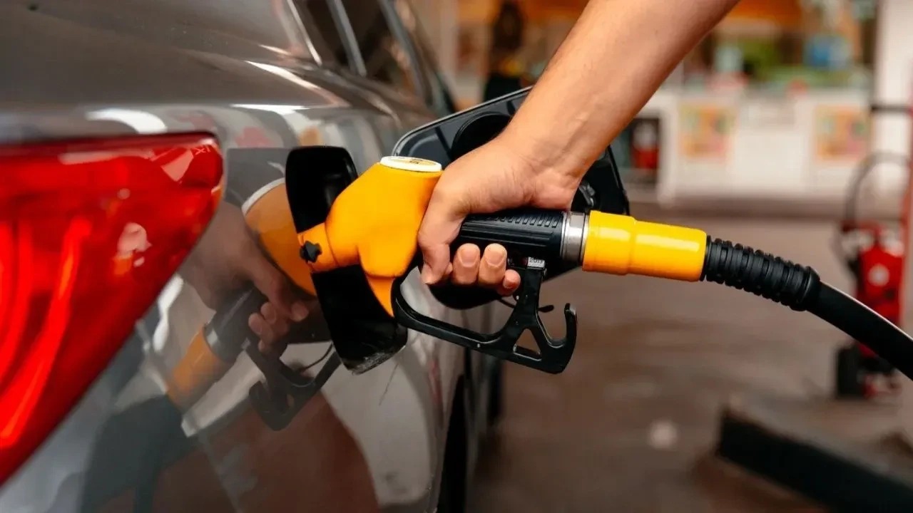 MOTORİN FİYATLARINDA İNDİRİM DETAYLARI
Petrol fiyatlarında yaşanan düşüşün ardından, bu gece yarısından itibaren motorin fiyatlarında 89 kuruşluk bir indirim yapılacak. Bu indirimle birlikte, motorinin litre fiyatının 46,42 TL'ye düşmesi bekleniyor. 
