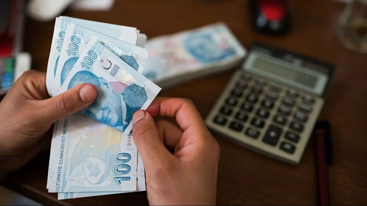 EMEKLİ ÇALIŞANLARIN PRİM KESİNTİLERİ NASIL HESAPLANIYOR?
Bağkur, Emekli Sandığı ve SSK emeklileri, çalışmaya devam ettiklerinde, prime esas kazançları üzerinden yüzde 30 oranının dörtte biri kadar sosyal güvenlik destek primi (SGDP) ödüyor. Ayrıca işveren tarafından yüzde 2,25 oranında Kısa Vadeli Sigorta Kolları (KVSK) primi de ödeniyor.
