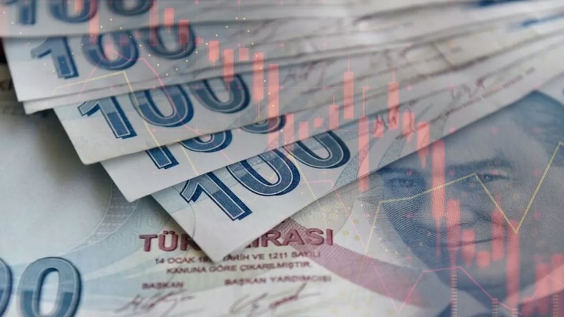 BÜYÜK MEVDUAT SAHİPLERİ İÇİN FAİZ ORANLARI DÜŞÜYOR
Geçtiğimiz yıl boyunca yüksek tutarda mevduat yatıran müşterilere daha avantajlı faiz oranları uygulanıyordu. Ancak 2024 yılı itibarıyla düşük ve yüksek bakiyeler arasındaki faiz farkları giderek azalıyor. Önceki dönemlerde 10 puana kadar çıkan faiz farklarının, günümüzde daha makul seviyelere gerilediği görülüyor. Uzun vadeli büyük yatırımlara sunulan faiz oranlarının yüzde 40’ın altına düştüğü belirtiliyor.
