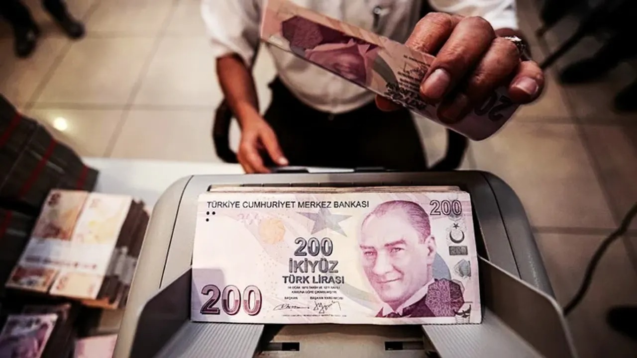 DÜŞÜK BAKİYELİ HESAPLARA YÜKSEK FAİZ TEKLİFLERİ ARTIYOR
Merkez Bankası’nın son faiz indirimi kararlarının ardından bankalar, düşük tutarlı mevduatlar için daha yüksek faiz oranları sunmaya başladı. Türkiye Gazetesi’nde yer alan bilgilere göre, bazı bankalar düşük bakiyeli hesap sahiplerine piyasa ortalamasının üzerinde faiz teklifleri sunuyor. Küçük yatırımcıları teşvik etmeye yönelik bu adımlar, bankalar arasındaki rekabeti artırırken, büyük yatırımlar için uygulanan faiz oranlarında düşüşler yaşanıyor.
