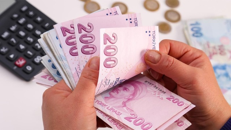 MEVDUAT PİYASASINDA YATIRIMCILAR YENİ STRATEJİLER ARIYOR
Mevduat faizlerinde yaşanan değişimler, yatırımcıları alternatif çözümler bulmaya yönlendiriyor. Düşük bakiyelere uygulanan yüksek faizler, küçük ölçekli yatırımcılar için fırsatlar sunarken, büyük yatırımcılar daha avantajlı faiz oranları elde edebilmek için bankalarla pazarlık yapma yoluna gidiyor. Önümüzdeki dönemde faiz oranlarındaki değişimlerin piyasalara nasıl yansıyacağı ise merakla bekleniyor.
