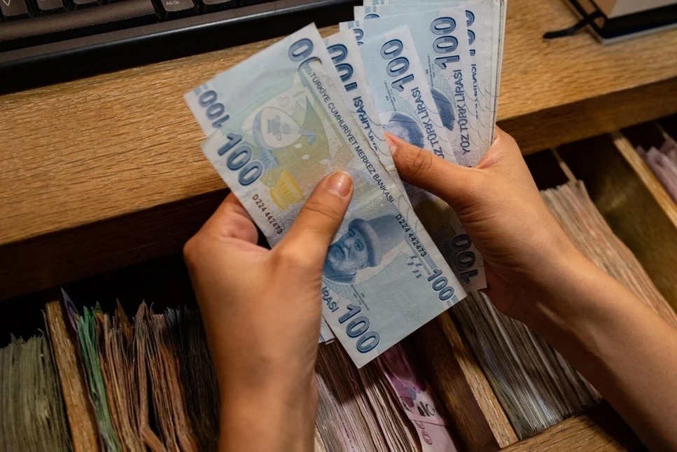 MERKEZ BANKASI'NIN FAİZ POLİTİKASINDA VERİ ODAKLI DÖNEM
Türkiye Cumhuriyet Merkez Bankası Başkanı Fatih Karahan, faiz politikasında veri odaklı bir yaklaşım benimsediklerini vurguladı. Karahan’ın açıklamalarına göre, faiz değişimleri, ekonomik veriler doğrultusunda şekillenecek ve piyasa koşullarına göre esneklik gösterecek. Bu durum, önümüzdeki süreçte mevduat faizlerinde ani değişimler yaşanabileceğine işaret ediyor.
