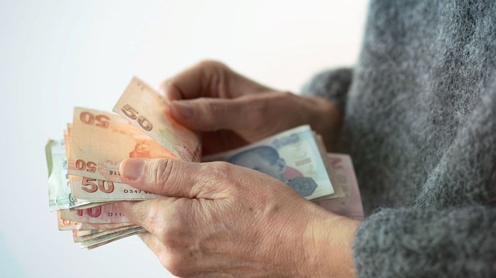 18 YAŞINI DOLDURAN HERKES EMEKLİLİK HAKKINDAN FAYDALANABİLECEK
Çalışmadan emekli olabilmek için en temel şart, 18 yaşını doldurmuş olmak ve Türkiye’de ikamet etmek. Ayrıca, herhangi bir zorunlu SGK sigortasının bulunmaması gerekiyor. Bu koşulları yerine getiren herkes, kendi primlerini yatırarak emeklilik sürecine dahil olabiliyor.
