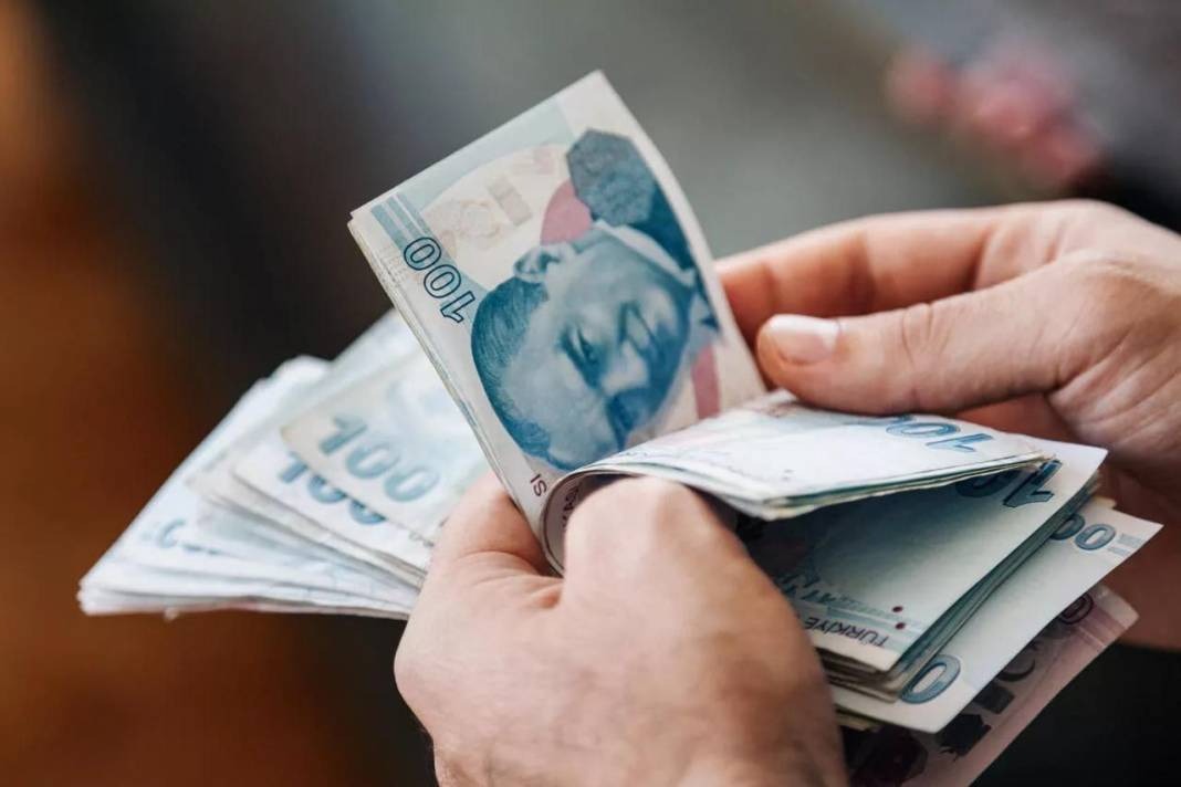 PRİM ÖDEMEYE GÖRE EMEKLİLİK MAAŞI BELİRLENECEK
Yeni sistemde prim ödeyenler, yatırdıkları tutara göre emeklilik maaşı alacak. Ödenecek günlük ve aylık prim tutarları ise şu şekilde belirlendi:
•	En düşük prim ödeme tutarı: Günlük 277 TL, aylık 8.321 TL.
•	En yüksek prim ödeme tutarı: Günlük 2.080 TL, aylık 62.413 TL.
Bu düzenleme ile vatandaşlara kendi bütçelerine uygun prim ödeyerek emeklilik hakkı kazanma imkânı tanınıyor.
