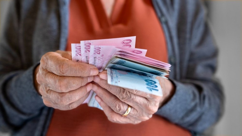 EMEKLİLER İÇİN ÖNEMLİ GELİŞME
SGK, zam farklarının belirlenen tarihlerde ödeneceğini açıklarken, emekliler maaşlarını PTT ve banka şubelerinden çekebilecek. Çalışmayan emeklilerin ekonomik koşullardan etkilenmemesi adına yapılan düzenleme, büyük bir kesimi ilgilendiriyor. Zam farklarının zamanında ödenmesi, emekliler için büyük bir rahatlama sağlayacak.
