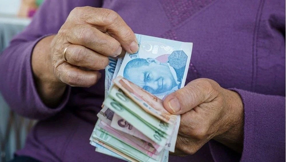 VAKIFBANK EMEKLİ PROMOSYONLARI
SGK emeklileri, maaşlarını VakıfBank’a taşıyarak 27.000 TL’ye kadar promosyon kazanabiliyor. Kampanya, 1 Şubat 2025 ile 30 Nisan 2025 tarihleri arasında geçerli olacak. VakıfBank, 12.000 TL’ye kadar nakit promosyon sunarken, Troy Emekli Kredi Kartı ile yapılan alışverişlerde 15.000 TL’ye varan ek ödeme avantajı sağlıyor.

