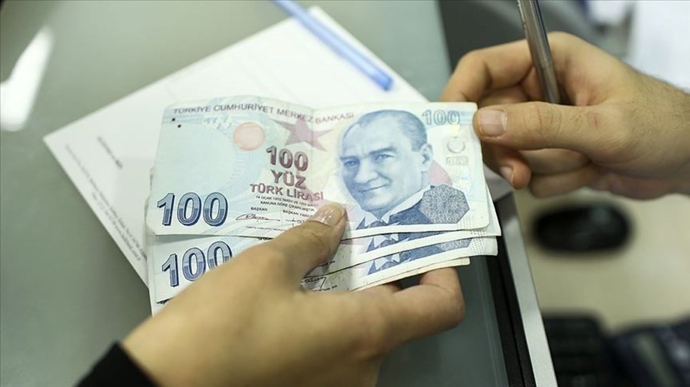 ŞEKERBANK VE HALKBANK’TAN AVANTAJLI PROMOSYONLAR
Şekerbank, maaş aralığına bağlı olarak 5.000 TL ile 12.000 TL arasında değişen promosyonlar sunarken, Halkbank ise 3 yıl boyunca maaşını bankada tutmayı taahhüt eden emeklilere 12.000 TL’ye kadar ödeme yapıyor.
