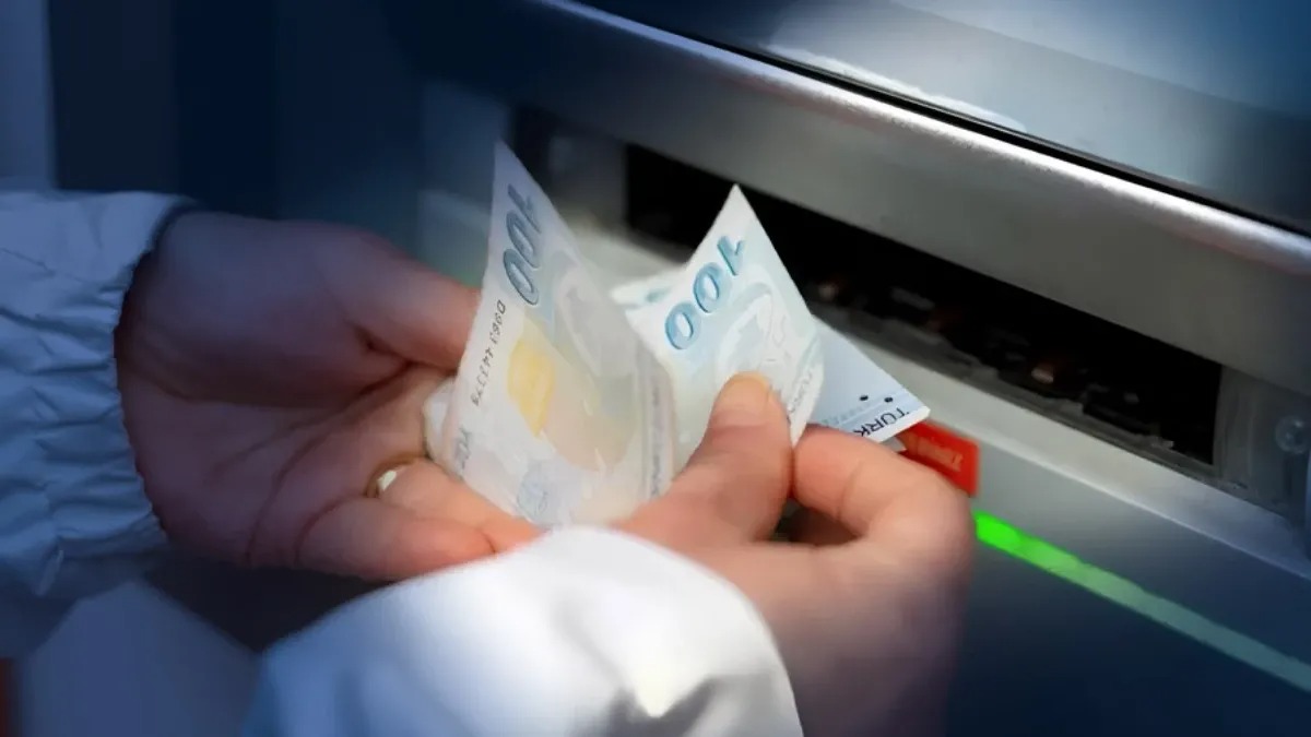 YAPI KREDİ EMEKLİ PROMOSYON AVANTAJLARI
Yapı Kredi, emekli maaşlarını 3 yıl boyunca bankadan alma taahhüdü veren müşterilere 20.000 TL’ye kadar nakit promosyon sağlıyor. Ek ödül taahhütnamesi imzalayarak iki yeni fatura ödeme talimatı verenler ise maaş tutarına bakılmaksızın 2.500 TL ek ödül alabiliyor.
