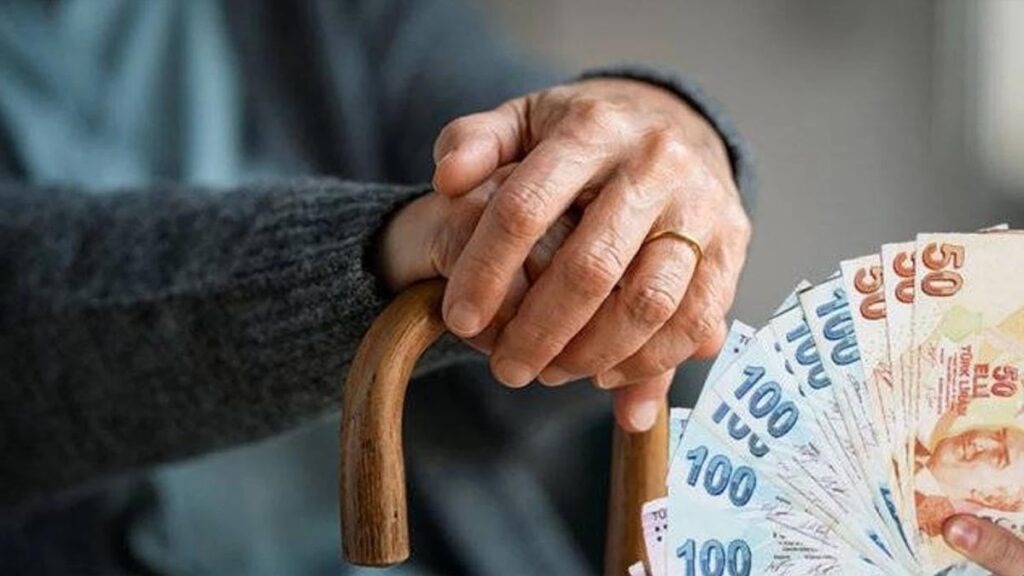 İKRAMİYELERİN NE KADAR ARTIRILACAĞI MERAK KONUSU
Bu yıl emekli maaşlarına yapılan yüzde 15,75 oranındaki zam dikkate alınarak benzer bir artış yapılması durumunda, bayram ikramiyelerinin 3 bin 472 liraya yükselebileceği tahmin ediliyor. Yuvarlama yapılması durumunda bu rakamın 3 bin 500 liraya çıkarılması beklenebilir.
