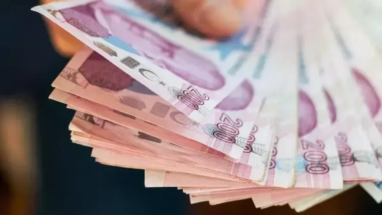 Geçen yıl olduğu gibi yüzde 50 oranında bir artış olması hâlinde ise yeni bayram ikramiyesinin 4 bin 500 liraya yükselmesi gündemde. Daha büyük bir artışla yüzde 100 zam yapılması durumunda ise bu rakam 6 bin liraya çıkabilir.