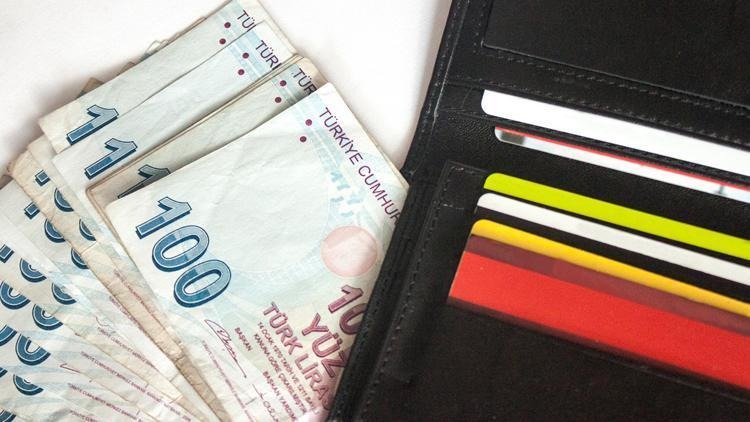 FAİZLERDE YÜKSEK SEYİR SONA ERDİ
Merkez Bankası’nın sıkı para politikası nedeniyle ihtiyaç kredisi faiz oranları uzun bir süre yüksek seviyelerde kalmıştı. 

