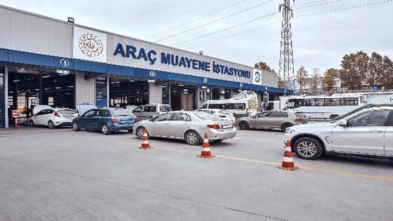 YENİ İSTASYONLAR AÇILACAK, AB STANDARTLARINA UYGUN HİZMET SUNULACAK
Yeni dönemde, artan araç sayısına paralel olarak yeni araç muayene istasyonları açılması zorunlu hale getirilecek. Hizmet kalitesinin artırılması amacıyla istasyonlarda Avrupa Birliği standartlarına uygun denetim yapılacak. İşletmeciler, istasyonların inşasından gerekli makine ve ekipman yatırımlarına kadar her türlü sorumluluğu üstlenecek.
