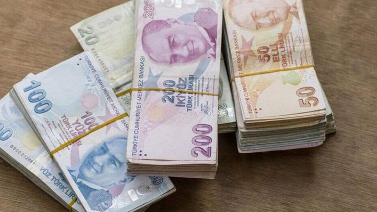 KÜÇÜK MEVDUATA YÜKSEK FAİZ VERİLMESİNİN NEDENİ
Ekonomi uzmanı Hikmet Baydar, düşük tutarlı mevduatlara yüksek faiz verilmesinin nedenini şu şekilde açıklıyor: "Geçmişte küçük tasarruf sahipleri, getiriyi düşük buldukları için likit yatırım fonlarına yöneliyordu. Bu durum bankalar için mevduat kaybı anlamına geldi. Bankalar, bu kaybı önlemek amacıyla küçük mevduatlara daha cazip faiz oranları sunmaya başladı."
