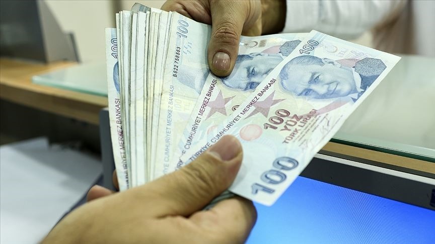 ZAM ORANI NASIL BELİRLENECEK?
Hükümet yetkilileri, emeklilerin alım gücünü artırmak ve ekonomik dalgalanmaların etkilerini hafifletmek amacıyla çeşitli çalışmalar yürütüyor. Bayram ikramiyeleri, enflasyon oranı, yaşam maliyeti artışı ve ekonomik büyüme verileri dikkate alınarak belirlenecek. Geçmiş yıllardaki artışlar baz alındığında, 2025 yılı için önemli bir zam oranının masada olduğu belirtiliyor.
