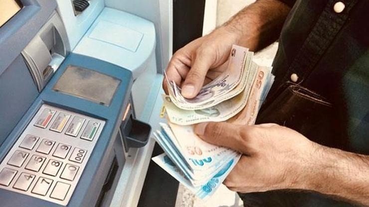 ÖDEME TARİHLERİ NETLEŞTİ Mİ?
Ramazan ayının bu yıl 1-29 Mart tarihleri arasında gerçekleşecek olması, bayram ikramiyesi ödemelerinin de bu tarihlere göre belirlenmesine yol açtı. Ramazan Bayramı 30 Mart - 1 Nisan tarihleri arasında kutlanacak. İkramiye ödemelerinin en geç 24-28 Mart haftasında emeklilerin hesaplarına yatırılması bekleniyor.
