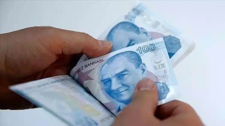 EMEKLİLERİN GÖZÜ DEVLETİN KARARINDA
2025 bayram ikramiyelerine ilişkin resmi bir açıklama henüz yapılmadı. Ancak ekonomistlerin tahminleri ve beklentiler doğrultusunda, emeklilerin bu yıl daha yüksek tutarda bir ikramiye alması kuvvetle muhtemel görünüyor. Konuyla ilgili resmi açıklamaların önümüzdeki günlerde yapılması bekleniyor.
