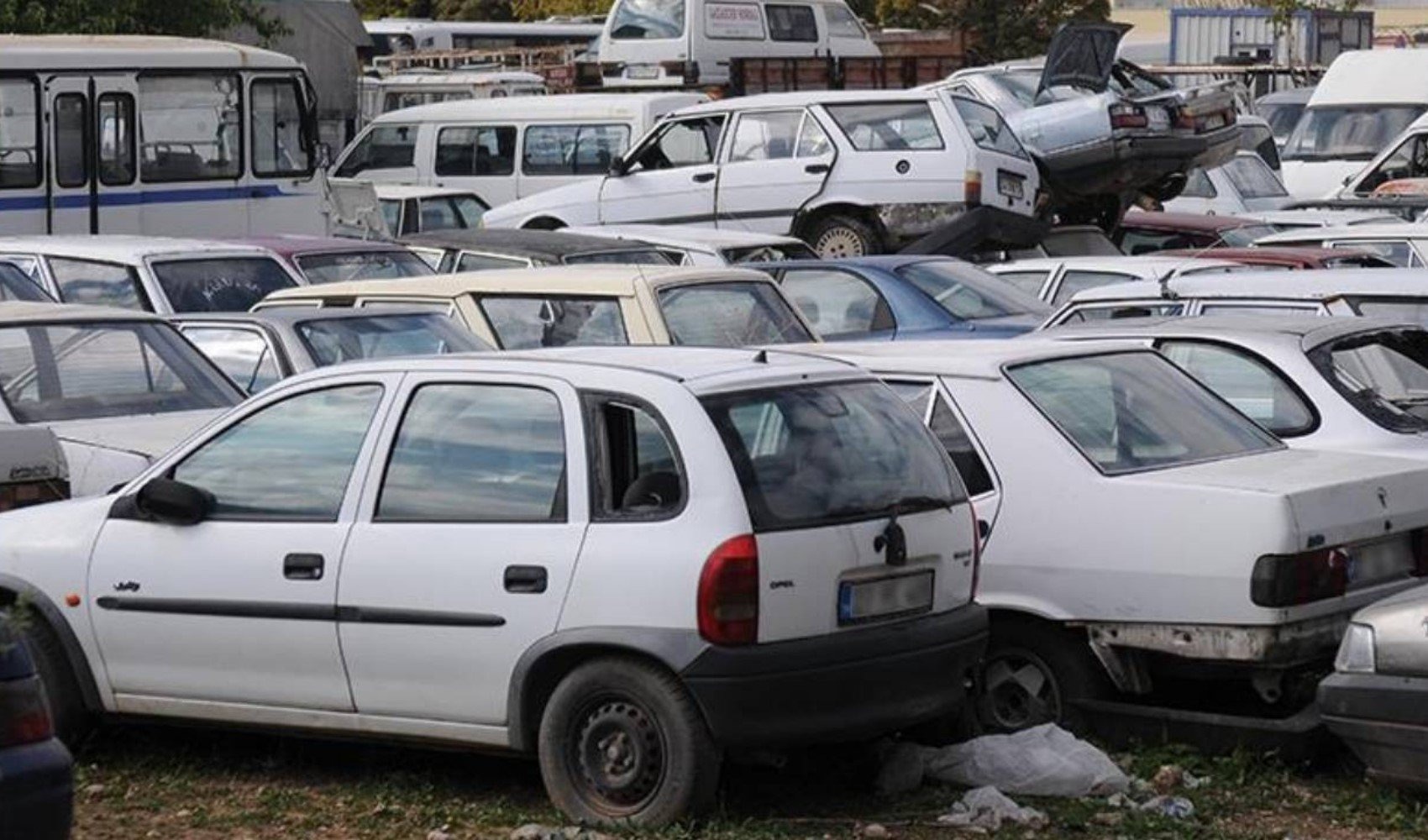 MECLİS'TEKİ TEKLİFTE NELER VAR?
Milliyetçi Hareket Partisi (MHP) tarafından sunulan kanun teklifi, 25 yaş üzeri ve 2000 model altı araçları kapsıyor. Teklif, eski araçların yenilenmesiyle ithalat bağımlılığını azaltmayı ve enerji verimliliğini artırmayı amaçlıyor. Ayrıca, bakım ve tamir masraflarından kaynaklanan ekonomik külfetin de hafifletilmesi hedefleniyor.
