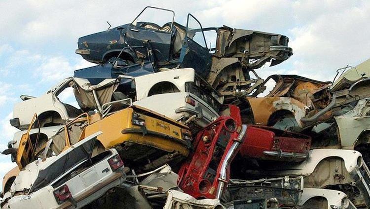 Son gelen bilgilere göre, teklifin yasalaşması halinde 25 yaş ve üzeri araçların hurdaya ayrılması şartıyla, yeni alınacak yerli üretim araçlarda ÖTV muafiyeti sağlanacak. Böylece araç sahiplerinin ekonomik yükü hafifletilecek ve daha güvenli bir trafik ortamı oluşturulacak.