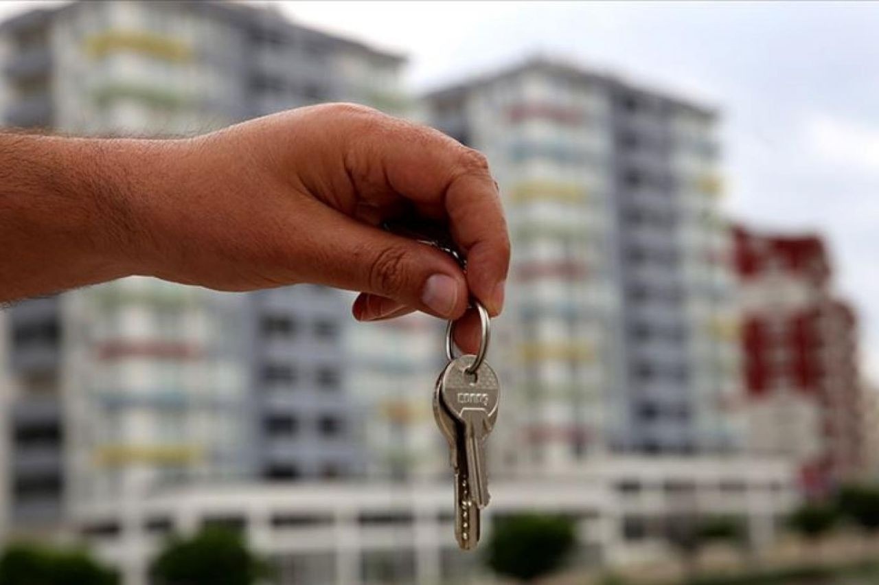 KONUT KREDİSİ HACMİNDE ARTIŞ SÜRÜYOR
Konut kredisi kullanım hacmi de büyümeye devam ediyor. 31 Ocak ile 7 Şubat tarihleri arasında konut kredisi hacmi yaklaşık 2,5 milyar TL artarak 526 milyar TL seviyesine ulaştı. Bu artış, konut piyasasında hareketliliğin devam ettiğini gösteriyor.
