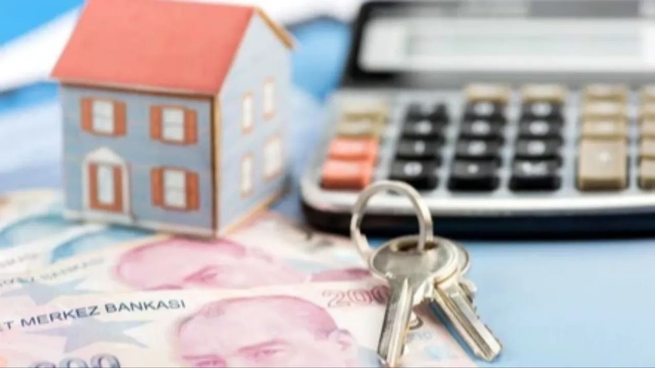 FAİZLERİN YAVAŞLAMASINDA ENFLASYON ETKİLİ
Ocak ayı enflasyon verilerinin beklentilerin üzerinde gelmesi ve Şubat ayı için yapılan yüksek enflasyon tahminleri, faiz oranlarındaki düşüş hızını yavaşlatan en önemli nedenlerden biri oldu. Türkiye Cumhuriyet Merkez Bankası (TCMB), bu süreçte temkinli bir faiz politikası izliyor. TCMB, risklere karşı dikkatli bir duruş sergileyeceğini ve faiz indirimleri konusunda aceleci davranmayacağını vurguladı.

