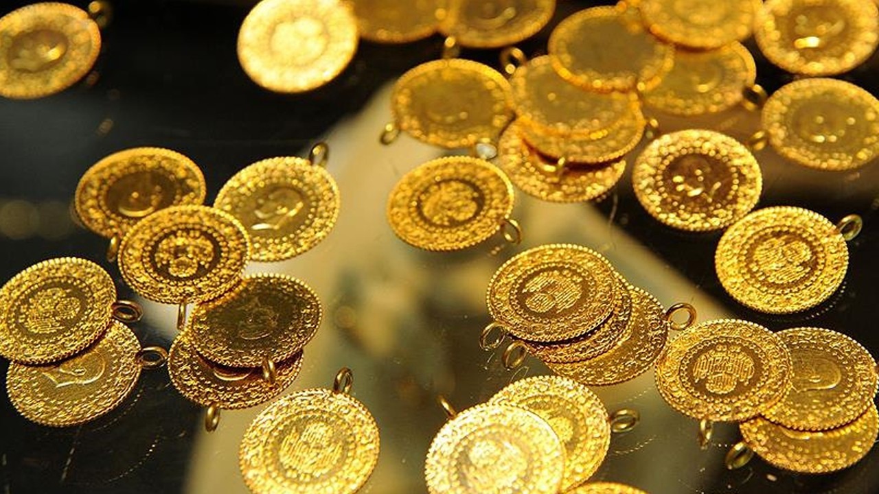 GRAM ALTIN İÇİN YENİ SEVİYE TAHMİNLERİ
Yurt içinde gram altın fiyatları, hem ons altındaki dalgalanmalardan hem de dolar/TL kurunun hareketlerinden etkileniyor. Şu anda dolar/TL kuru 36,30 seviyelerine kadar yükselmiş durumda. Ekonomist Belgin Maviş, gram altın için kısa vadede önemli bir yükseliş beklediğini ifade etti. Maviş, “Çok kısa vadede 3.500 TL’nin üzerine çıkabiliriz, hatta 4.000 TL’ye doğru bir hareket görebiliriz” dedi. Maviş’in açıklamalarına göre, bu hareketlilik ons altının yükselişi ve dolar kurundaki artışın birleşiminden kaynaklanacak.
