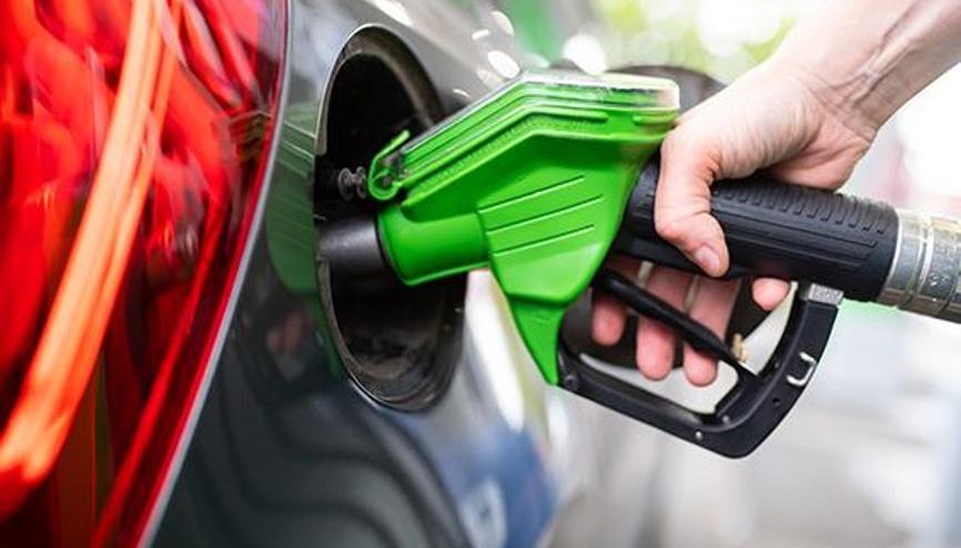 AKARYAKIT FİYATLARINDAKİ DEĞİŞKENLİK DEVAM EDİYOR
Son dönemde Türkiye’de akaryakıt fiyatları, döviz kuru ve uluslararası petrol piyasalarındaki hareketlilik nedeniyle sık sık güncelleniyor. Özellikle küresel arz-talep dengesi, OPEC’in üretim politikaları ve jeopolitik gelişmeler, fiyatların yükselmesine neden olan başlıca faktörler arasında yer alıyor. Akaryakıt fiyatlarının belirlenmesinde hem Brent petrolün varil fiyatı hem de döviz kuru büyük rol oynuyor. Son günlerde döviz kurlarında yaşanan yukarı yönlü hareketlilik, akaryakıt fiyatlarının da yükselmesine sebep oluyor.
