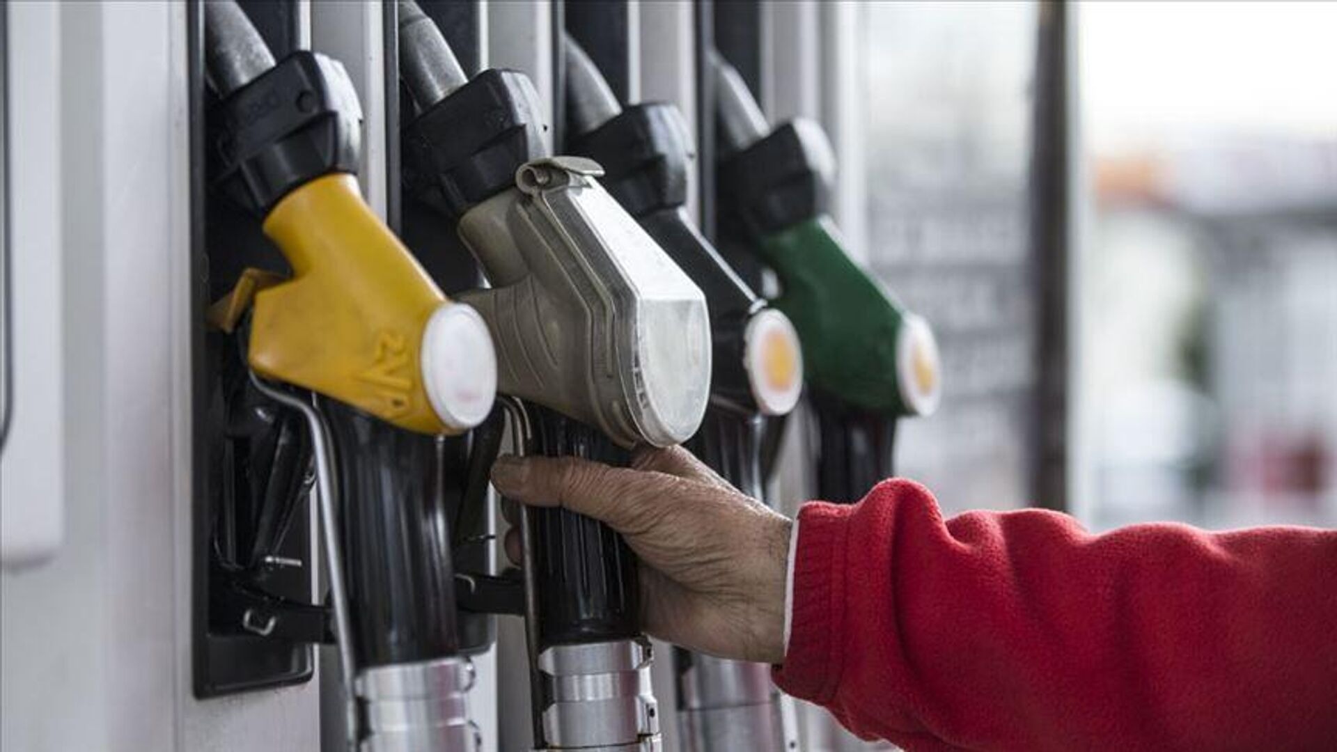 BÜYÜKŞEHİRLERDE MOTORİN FİYATLARI NE DURUMDA?
Türkiye genelinde akaryakıt fiyatları illere ve ilçelere göre değişiklik gösterebiliyor. Şehirler arasında nakliye maliyetleri, vergi farkları ve dağıtım koşulları nedeniyle fiyat farklılıkları yaşanabiliyor.
