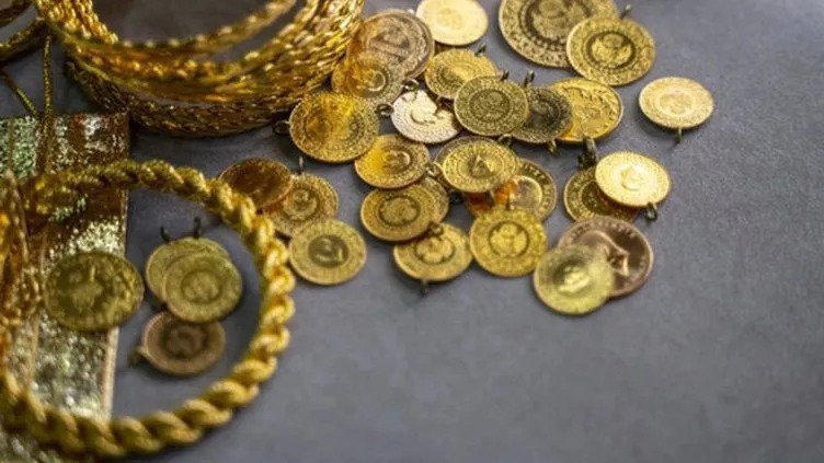 GRAM ALTINDA 4.500 TL SEVİYESİ GÜNDEMDE
Finans uzmanları, gram altının yılın ikinci yarısında 4.500 TL seviyelerine ulaşabileceği konusunda tahminlerde bulunuyor. Altın fiyatlarının kısa vadede dalgalanmalar yaşasa da uzun vadede yükselişini sürdüreceği öngörülüyor. Uzmanlara göre, özellikle küresel ekonomideki belirsizlikler ve merkez bankalarının faiz politikaları, altının güvenli liman özelliğini korumasına neden oluyor.
