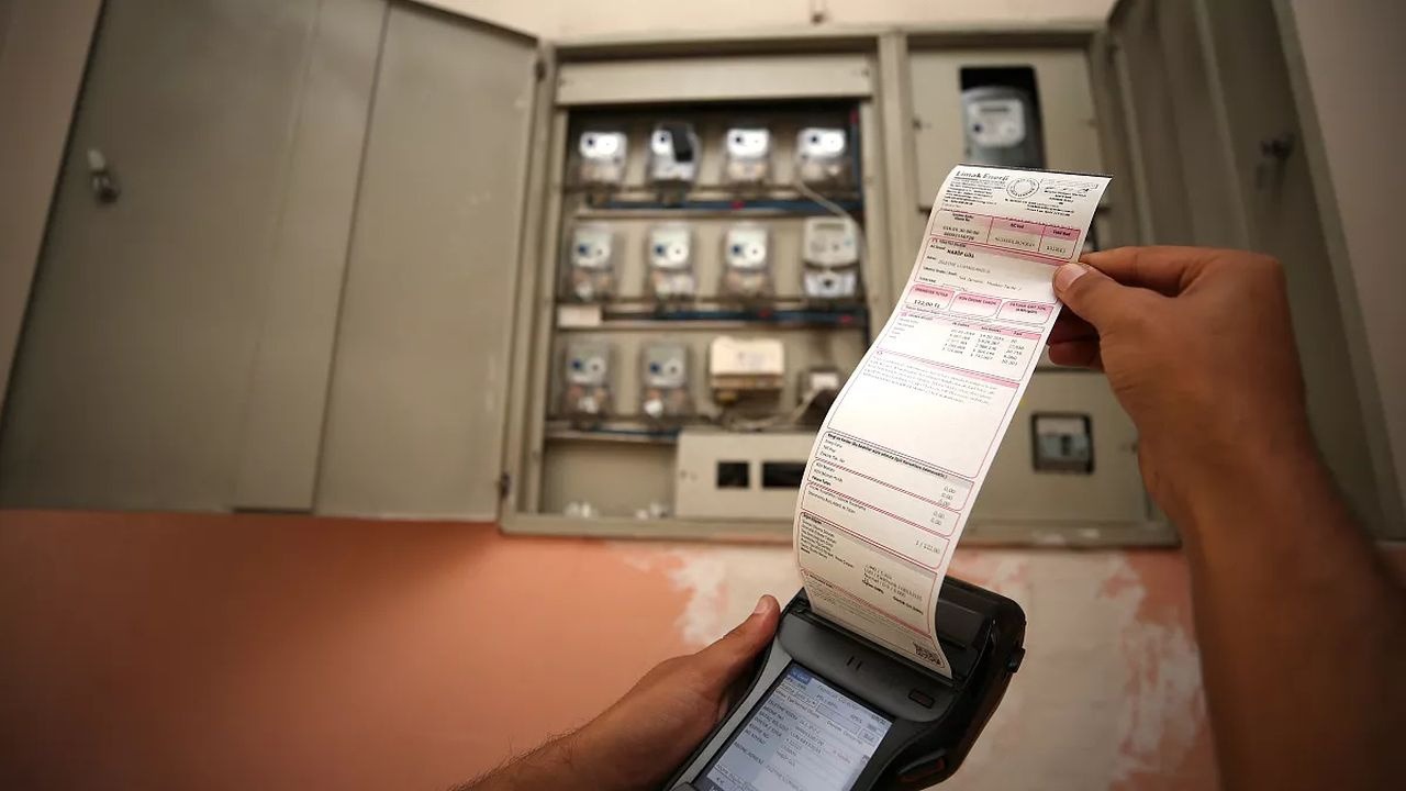 "Devlet sübvansiyon yapıyor ama bunun ne kadar olması gerektiği önemli bir konu. Lüks konutlarda oturanların ya da elektrikli araç sahibi olanların enerjisini neden devlet karşılasın? Asgari ücretle geçinen vatandaşın elektrik ihtiyacı devlet tarafından destekleniyor. Ancak üst tüketim seviyelerinde sübvansiyonun devam etmesi yatırımcıları da olumsuz etkiliyor. Piyasa şartlarında yatırımcıya güven verilmesi gerekiyor.”