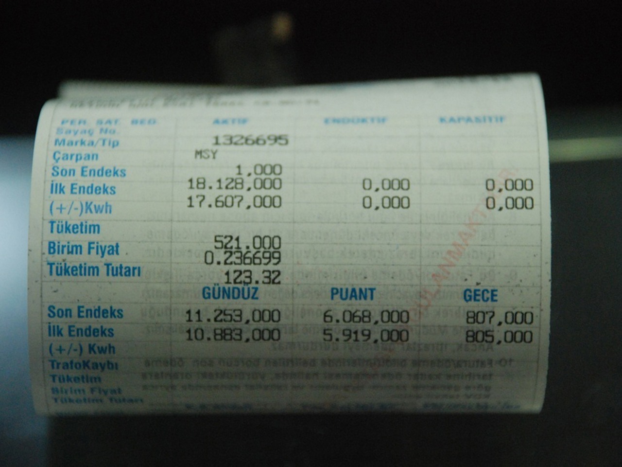 DEVLET DESTEĞİ ALMA ŞARTLARI DEĞİŞTİ
Yeni düzenlemeye göre, aylık 417 kilovatsaatten fazla elektrik tüketen bireysel aboneler devlet desteği kapsamı dışında kalacak. Konutlarda ortalama tüketimin aylık 200 kilovatsaat olduğu göz önüne alındığında, yeni sınırın oldukça üzerinde harcama yapan kullanıcıların bu değişiklikten etkileneceği belirtiliyor.
