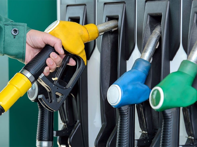 SÜRÜCÜLER İÇİN ÖNEMLİ GELİŞME
Motorin fiyatlarında beklenen indirim, özellikle ticari araç kullanıcıları ve bireysel sürücüler için ekonomik açıdan olumlu bir gelişme olarak değerlendiriliyor. Artan maliyetler nedeniyle akaryakıt fiyatları sürücüler üzerinde büyük bir yük oluştururken, bu tür indirimler bir nebze de olsa rahatlama sağlıyor.
