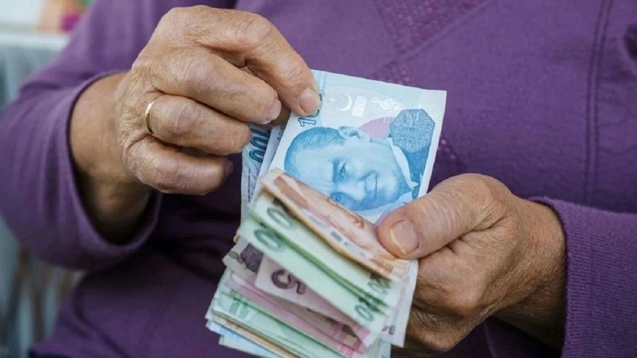 PROMOSYON ÖDEMELERİ MAAŞ TUTARINA GÖRE BELİRLENİYOR
Emeklilere yapılacak promosyon ödemeleri, aldıkları maaşa göre değişiklik gösteriyor. Mevcut sistemde maaş dilimleri şu şekilde sınıflandırılıyor:
•	10 bin lira altı,
•	10 bin - 14 bin 999 lira,
•	15 bin - 19 bin 999 lira,
•	20 bin lira ve üzeri.
