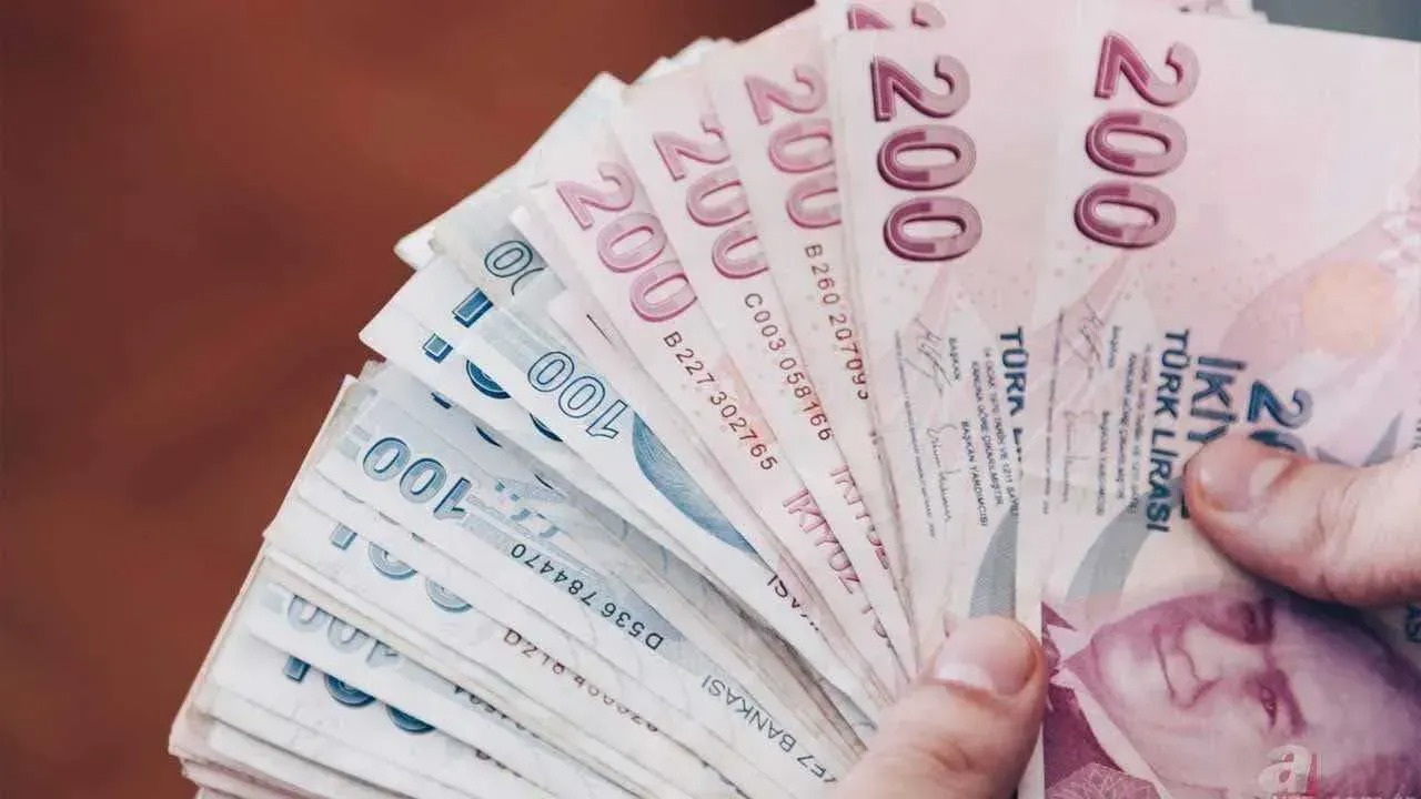 BANKA PROMOSYONLARI 30 BİN LİRAYI AŞABİLİR
Son dönemde emekli promosyonlarında ciddi artışlar yaşanıyor. Mevcut promosyon tutarları 27 bin liraya kadar yükselirken, mart ayında yapılacak görüşmelerle birlikte bu rakamların daha da artabileceği belirtiliyor. Bankalar ve SGK arasında gerçekleştirilecek anlaşmalar kapsamında promosyon ödemelerinin 30 bin lirayı aşabileceği öngörülüyor. Hatta 40 bin lira seviyelerinin konuşulduğu da gelen bilgiler arasında.
