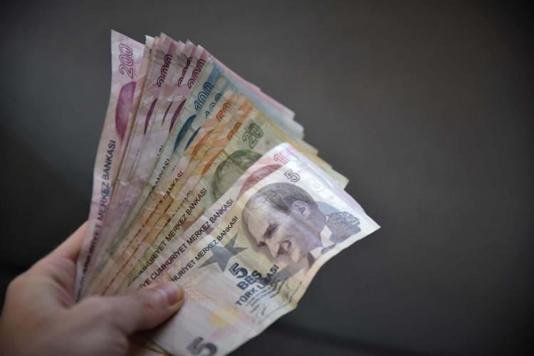 MART AYI KRİTİK TARİH OLARAK GÖSTERİLİYOR
SGK ve bankalar arasındaki yeni promosyon anlaşmalarının mart ayında yapılması bekleniyor. Uzmanlar, emeklilere bu süreçte acele etmemeleri gerektiği konusunda uyarılarda bulunuyor. Takvim Gazetesi Genel Yayın Yönetmeni Faruk Erdem, "Mart ayını beklemek mantıklı olabilir. Çünkü yeni sözleşmeler imzalanabilir ve promosyon rakamları daha da artabilir." açıklamasında bulundu.
