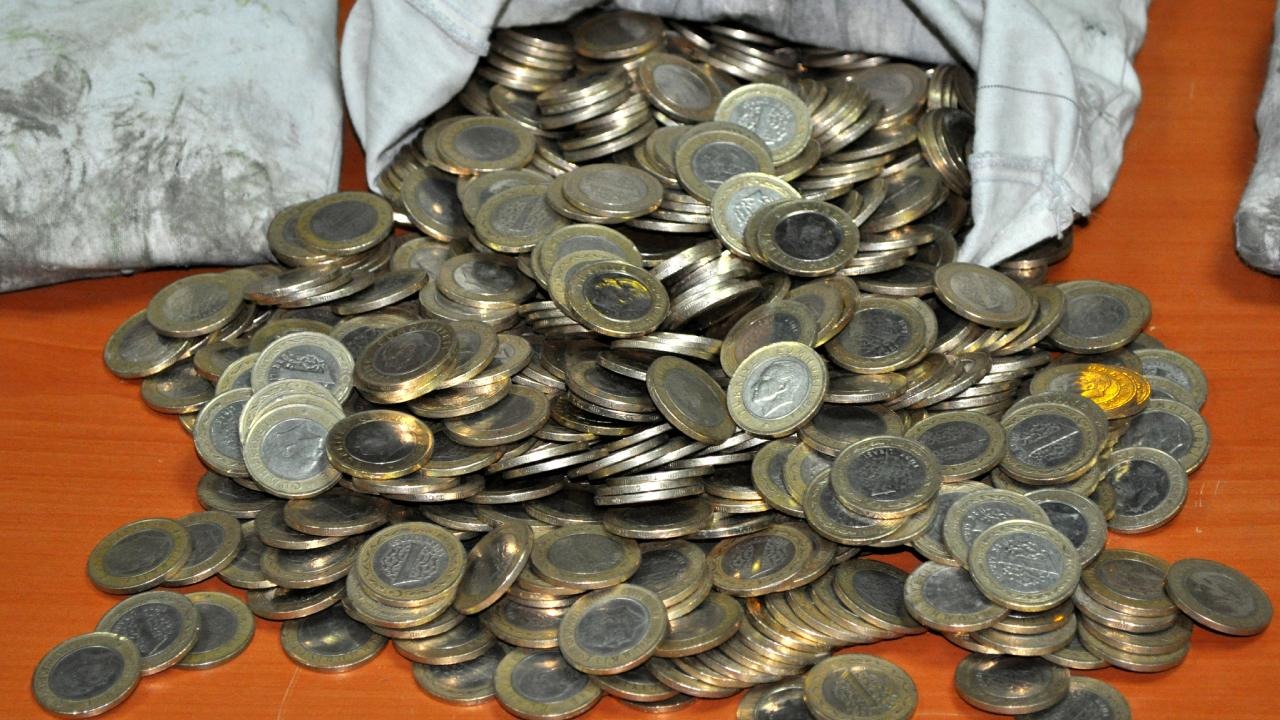 KOLEKSİYONCULARIN YENİ GÖZDESİ: 2014 HATALI 1 TL'LER
Son yıllarda koleksiyon değeri kazanan hatalı basım madeni paralar, özellikle numismatik meraklılarının ilgisini çekiyor. 2014 yılına ait 1 TL’ler, üretim sürecinde oluşan baskı kaymaları, eksik harf veya rakamlar ve kenar desenlerindeki hatalar nedeniyle yüksek değer kazanıyor. Bu tür hatalar paranın nadir bulunmasını sağladığı için yatırımcıların ilgisini artırıyor.
